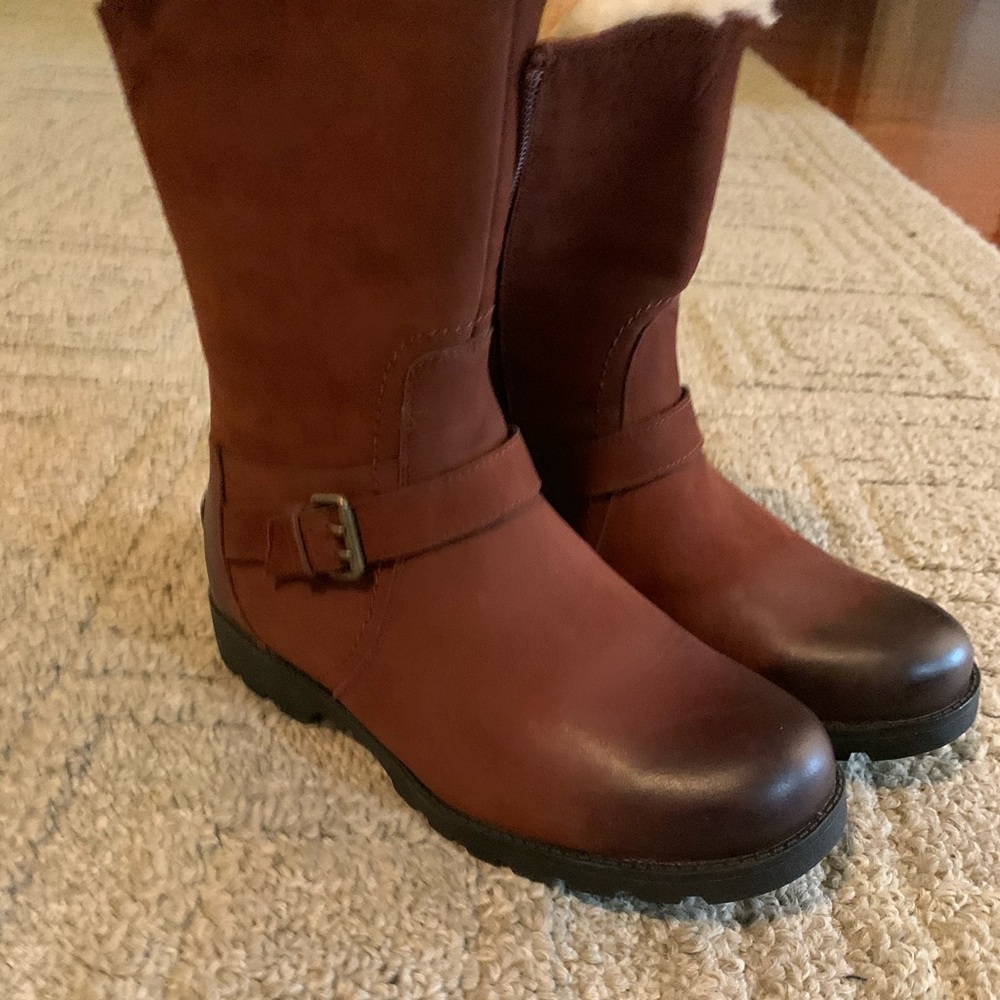 Ugg winter boot in dark brown